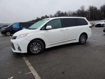 2019 TOYOTA SIENNA XLE