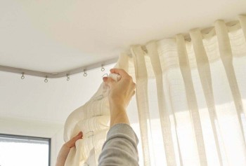 curtain-fitting-installation-fixing-dubaiclean