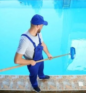 swimming-pool-cleaning-service-277x300