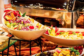 delicious-buffet-dinner-on-canal-cruise